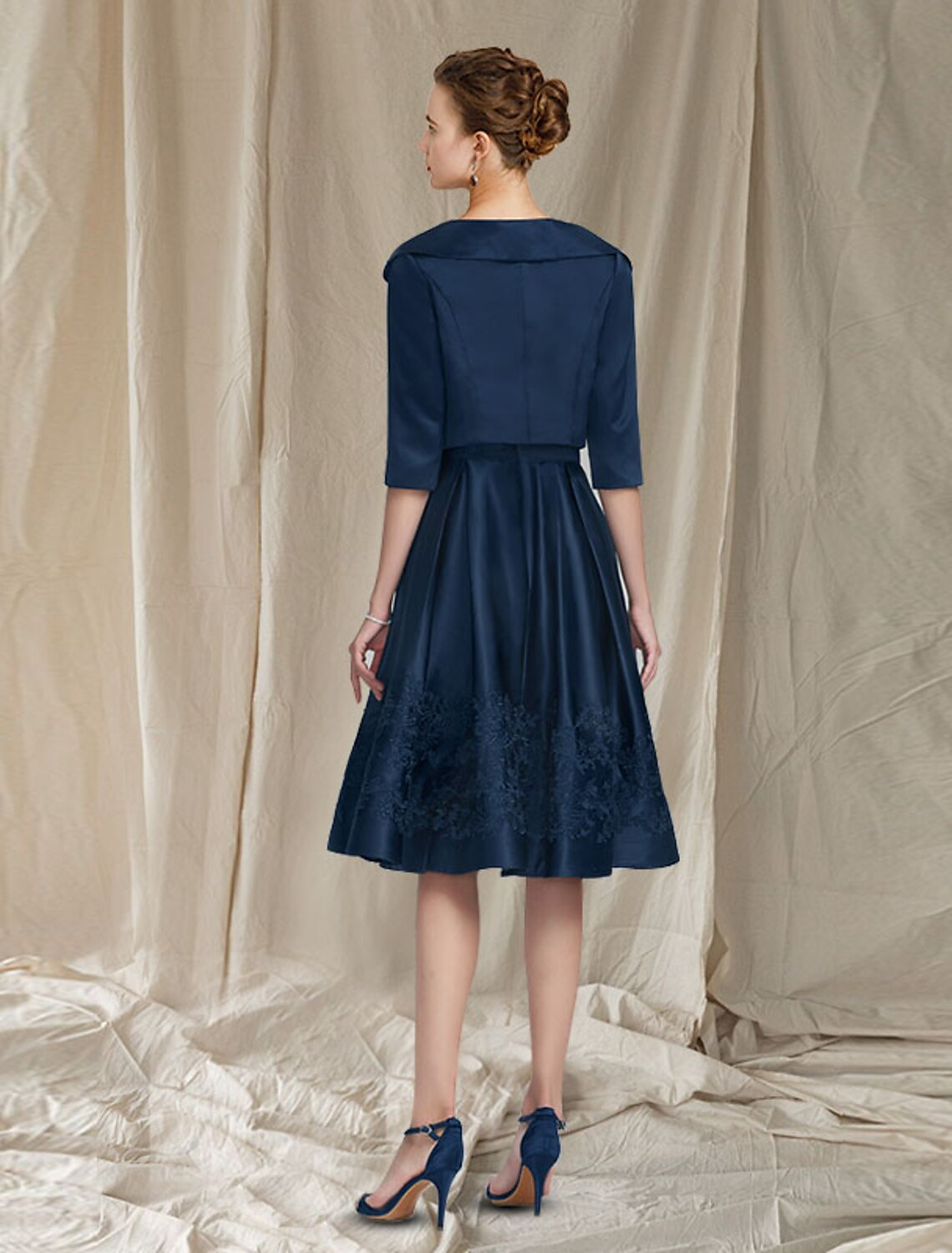 2 Pieces Sheath / Column Neck Knee Length Satin Lace Sleeveless Mother of the Bride Dress with Appliques main image 1